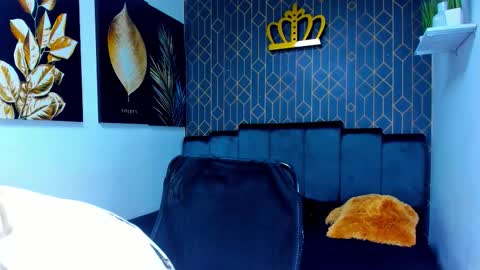 Snapshot of adrian_rae chatting on November 6, 7:04 pm online show from November 6, 7:04 pm