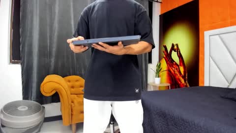 Snapshot of adrian_rae chatting on November 17, 5:52 pm online show from November 17, 5:52 pm