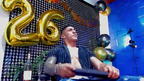 Snapshot of adrian_rae chatting on November 28, 4:42 pm online show from November 28, 4:42 pm