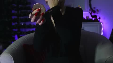 Snapshot of aelia_anara chatting on November 22, 5:17 am Aelia online show from November 22, 5:17 am