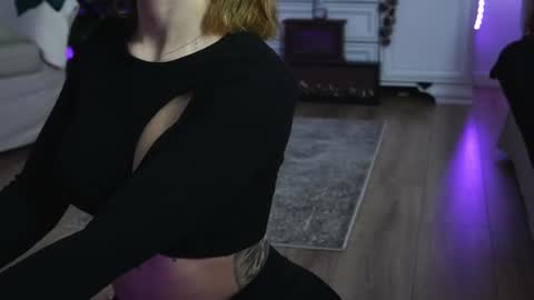 Snapshot of aelia_anara chatting on December 2, 4:51 am Aelia online show from December 2, 4:51 am