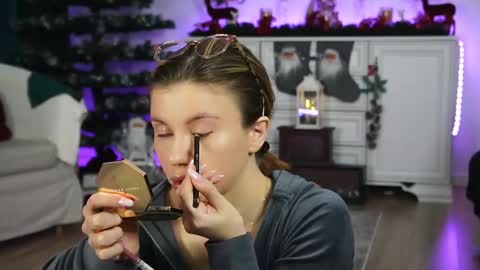 Snapshot of aelia_anara chatting on December 3, 5:59 am Aelia online show from December 3, 5:59 am