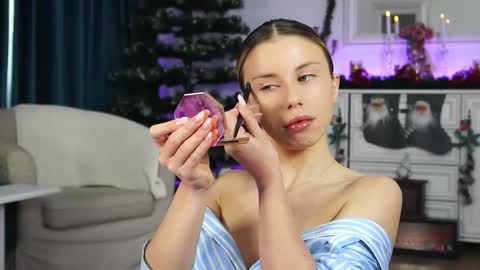 Snapshot of aelia_anara chatting on December 18, 6:30 am Aelia online show from December 18, 6:30 am