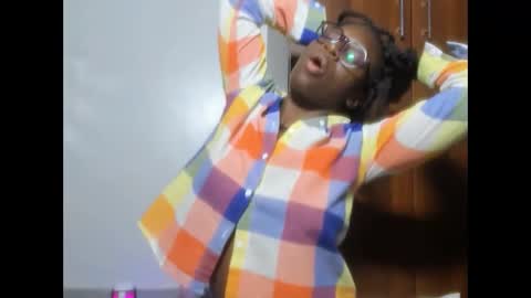 Snapshot of afro_pop chatting on January 14, 3:11 am Leah online show from January 14, 3:11 am