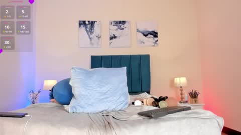 Ahvi Ebony online show from December 14, 2:53 pm