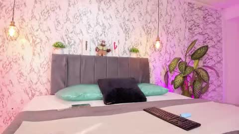 Snapshot of aihnoa_split chatting on October 11, 12:58 pm AIHNOA online show from October 11, 12:58 pm