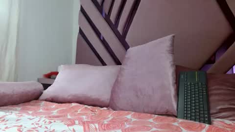 aiilynsmiith online show from December 16, 7:30 pm