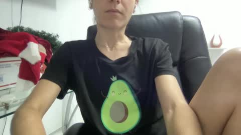 Snapshot of ailebun chatting on December 5, 2:53 am Aile online show from December 5, 2:53 am