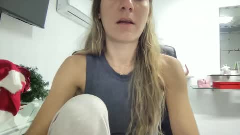 Snapshot of ailebun chatting on December 5, 6:32 am Aile online show from December 5, 6:32 am