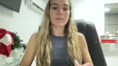 Snapshot of ailebun chatting on December 5, 2:11 pm Aile online show from December 5, 2:11 pm