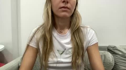 Snapshot of ailebun chatting on January 2, 4:09 am Aile online show from January 2, 4:09 am