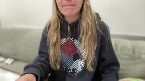 Snapshot of ailebun chatting on January 29, 10:48 am Aile online show from January 29, 10:48 am