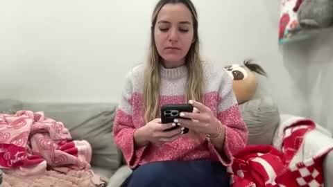 Snapshot of ailebun chatting on March 9, 1:56 am Aile online show from March 9, 1:56 am