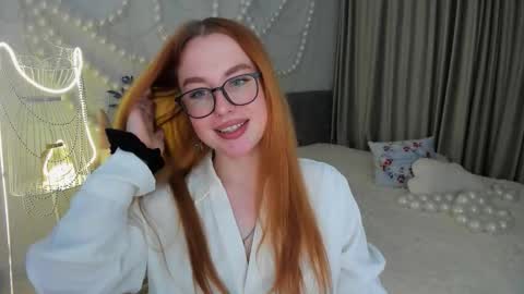 Snapshot of airysilhouette chatting on December 15, 6:01 pm Louise online show from December 15, 6:01 pm