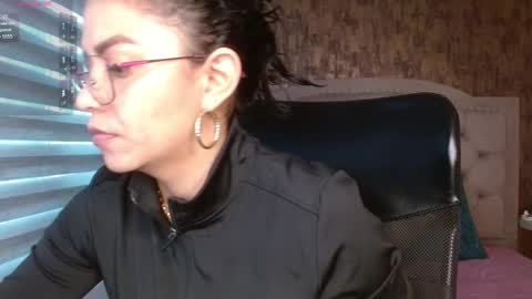 Snapshot of aisha__cambell chatting on November 17, 11:49 am aisha__cambell online show from November 17, 11:49 am