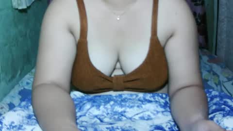 Snapshot of aislahrose chatting on January 16, 5:21 am rosie online show from January 16, 5:21 am
