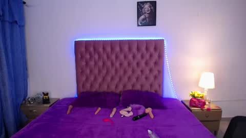 Snapshot of aixa_shaw chatting on January 21, 11:45 pm AIXA online show from January 21, 11:45 pm