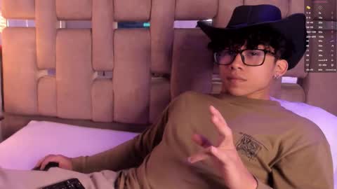 akazaboy online show from November 18, 4:39 am