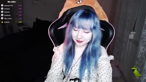 akirahartyx online show from January 11, 2:04 pm