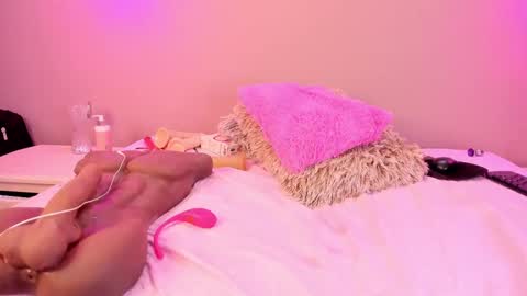 Snapshot of alahia_betancur chatting on January 15, 6:29 pm Alahia  online show from January 15, 6:29 pm