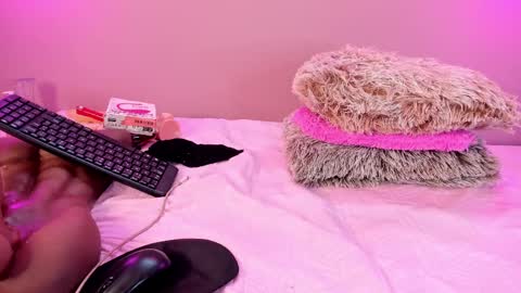 Snapshot of alahia_betancur chatting on January 18, 3:27 pm Alahia  online show from January 18, 3:27 pm