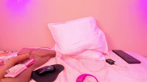 Snapshot of alahia_betancur chatting on January 24, 3:02 pm Alahia  online show from January 24, 3:02 pm