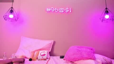 Snapshot of alahia_betancur chatting on February 1, 3:28 pm Alahia  online show from February 1, 3:28 pm