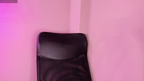 Snapshot of alahia_betancur chatting on February 5, 6:04 pm Alahia  online show from February 5, 6:04 pm