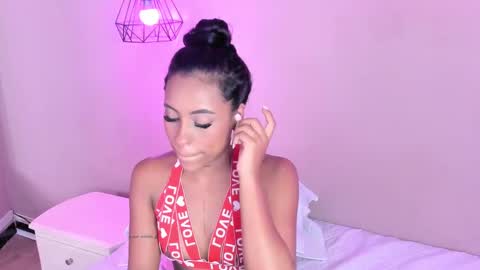 Snapshot of alahia_betancur chatting on March 4, 6:18 pm Alahia  online show from March 4, 6:18 pm