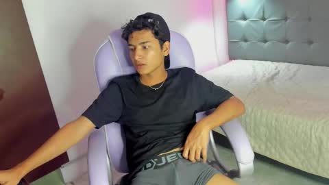 Snapshot of alamgrey_ chatting on October 9, 3:43 pm Alam online show from October 9, 3:43 pm