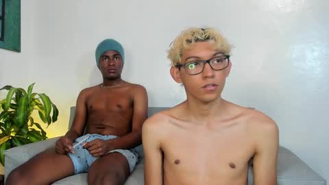 Snapshot of alan_scot chatting on December 10, 11:08 pm Alan and Criss - WE JUST FRIENDS WITH BENEFITS BOTH VERS online show from December 10, 11:08 pm