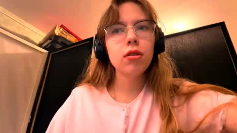 Snapshot of alanehadaller chatting on November 9, 7:06 am Stella online show from November 9, 7:06 am