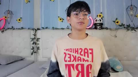 Snapshot of ale_aurarashi chatting on December 2, 5:46 am ale_aurarashi online show from December 2, 5:46 am