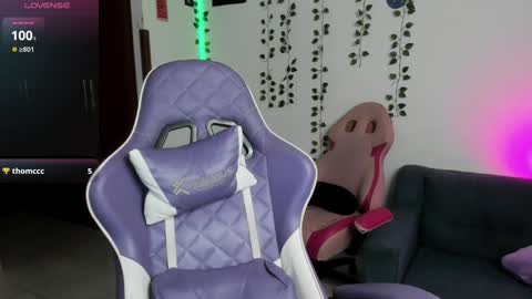 Snapshot of ale_petitee chatting on January 9, 8:13 am alexa online show from January 9, 8:13 am