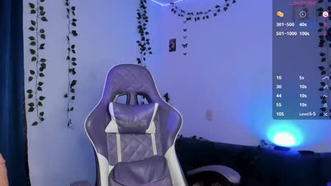 Snapshot of ale_petitee chatting on March 11, 6:53 am alexa online show from March 11, 6:53 am