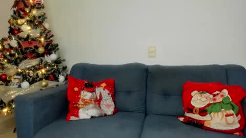 Snapshot of ale_petitee chatting on December 3, 2:41 am alexa online show from December 3, 2:41 am