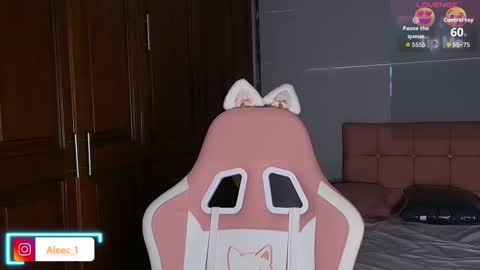 Snapshot of alecadrews_ chatting on October 23, 9:35 pm ALEC ANDREWS online show from October 23, 9:35 pm