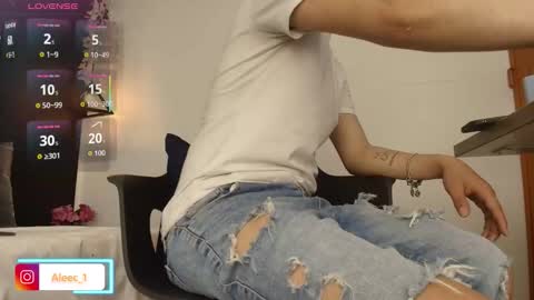 Snapshot of alecadrews_ chatting on November 28, 10:56 pm ALEC ANDREWS online show from November 28, 10:56 pm