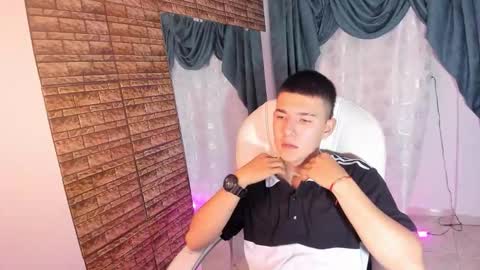 Snapshot of aleckk_boy chatting on October 25, 7:19 pm Aleck Boy online show from October 25, 7:19 pm