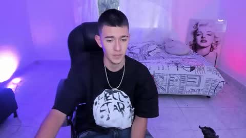 Snapshot of aleckk_boy chatting on December 13, 8:04 pm Aleck Boy online show from December 13, 8:04 pm