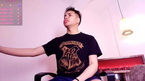 Snapshot of aleclightwood_dim chatting on December 17, 3:23 am Alec Help me reach 20 Likes online show from December 17, 3:23 am