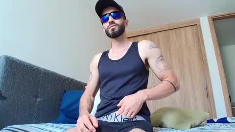 Snapshot of alejandro_bigcock chatting on February 16, 4:42 pm Alejandro Hernndez online show from February 16, 4:42 pm