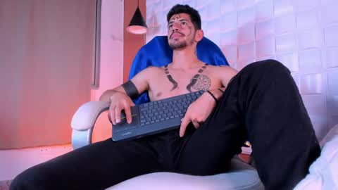 Snapshot of alejandrostorm chatting on February 13, 12:02 am Alejo online show from February 13, 12:02 am