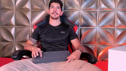 Snapshot of alejandrostorm chatting on February 16, 7:49 pm Alejo online show from February 16, 7:49 pm