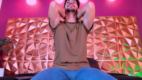 Snapshot of alejandrostorm chatting on February 18, 9:53 pm Alejo online show from February 18, 9:53 pm