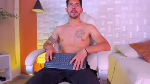 Snapshot of alejandrostorm chatting on March 12, 8:20 pm Alejo online show from March 12, 8:20 pm