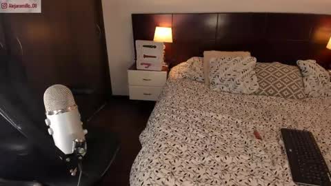 Snapshot of alejaramillo_ chatting on February 10, 9:04 pm Alejandra online show from February 10, 9:04 pm