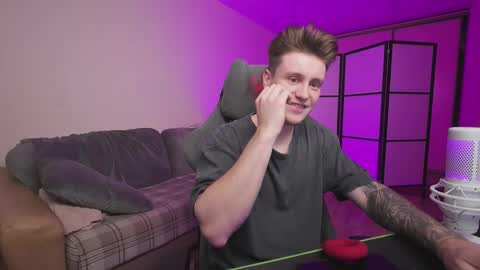 Snapshot of aleks_fisher chatting on November 10, 10:09 pm Alex and Linar online show from November 10, 10:09 pm