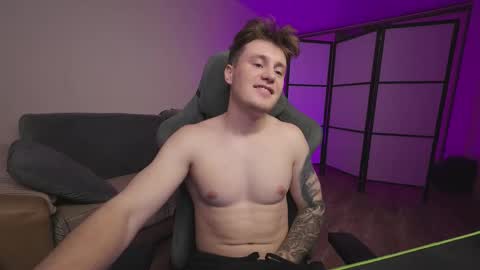 Snapshot of aleks_fisher chatting on November 25, 10:54 pm Alex and Linar online show from November 25, 10:54 pm