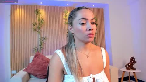 Snapshot of alessia_taylorr chatting on December 15, 12:31 pm Alessia Everyday From 0530 to 1430 Col Time online show from December 15, 12:31 pm